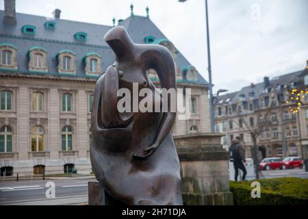 La madre e il Bambino scultura in bronzo di Henry Moore nella città di Lussemburgo Foto Stock