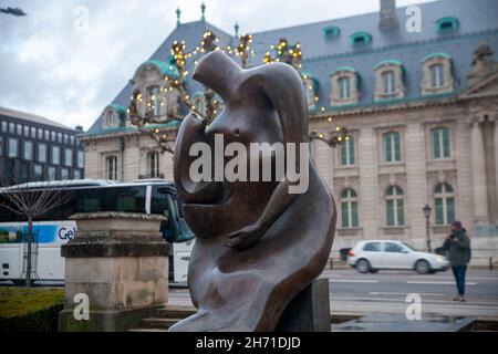 La madre e il Bambino scultura in bronzo di Henry Moore nella città di Lussemburgo Foto Stock