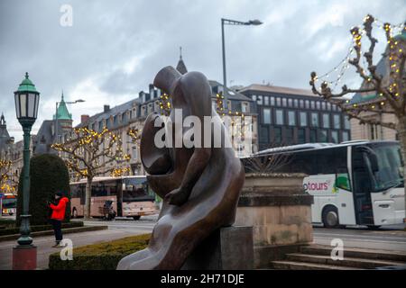 La madre e il Bambino scultura in bronzo di Henry Moore nella città di Lussemburgo Foto Stock