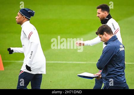 Kylian MBAPPE di PSG, Lionel (Leo) MESSI di PSG e Mauricio POCHETTINO di PSG durante la formazione del team Paris Saint-Germain il 19 novembre 2021 a Camp des Loges a Saint-Germain-en-Laye, Francia - Foto: Matthieu Mirville/DPPI/LiveMedia Foto Stock