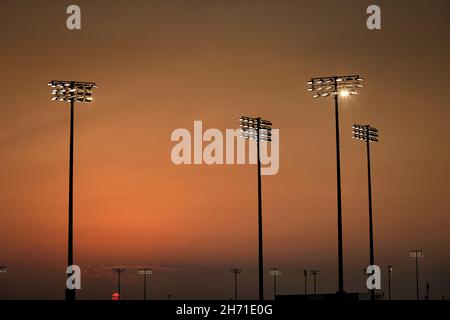 Doha, Qatar. 19 Nov 2021. Circuito atmosfera - tramonto. Gran Premio del Qatar, venerdì 19 novembre 2021. Doha, Qatar. Credit: James Moy/Alamy Live News Foto Stock