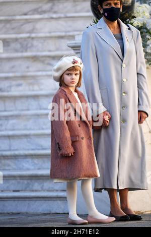 Monaco, Francia. 19 novembre 2021, la Principessa Gabriella di Monaco e la Principessa Stephanie di Monaco partecipano alle celebrazioni della Giornata Nazionale di Monaco, il 19 novembre 2021 a Monaco, Francia. Foto di Stephane Cardinale/ABACAPRESS.COM Foto Stock