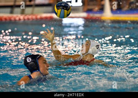 (11/18/2021) Chiara Ranalli del SIS Roma (ITA) in azione durante il Waterpolo Euro League Women, Gruppo B, Day 1 tra SIS Roma e ZVL 1886 Tetteroo al Polo Natatorio, 18 novembre 2021 a Roma, Italia. (Foto di Domenico Cippitelli/Pacific Press/Sipa USA) Foto Stock