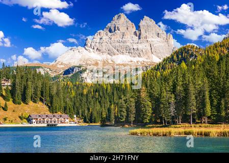Misurina, tre Cime, Italia - Drei Zinnen o tre Cime di Lavaredo con il bellissimo Lago di Misurina, Dolomiti Sesto o Dolomiti di Sesto, Tirolo Sud, Ital Foto Stock