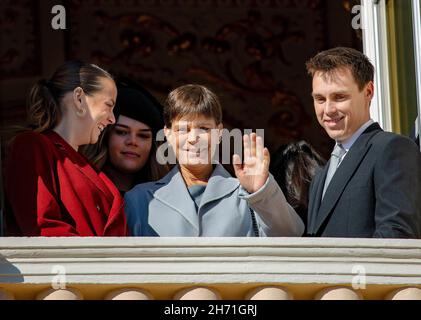 Monaco Ville, Monaco. 19 Nov 2021. Principessa Stephanie, Pauline Ducruet, Camille Gottlieb e Louis Ducruet al Palazzo Principato di Monaco-Ville, il 19 novembre 2021, in occasione della celebrazione della Giornata Nazionale di Monacos Credit: Albert Nieboer/Netherlands OUT/Point de Vue OUT/dpa/Alamy Live News Foto Stock