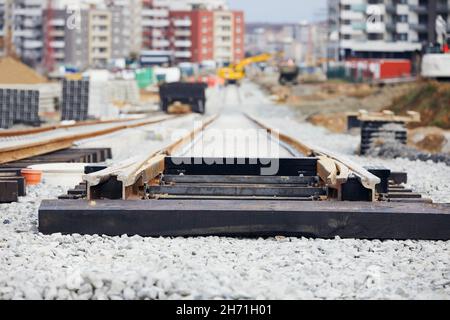 Cantiere di binario ferroviario. Costruzione di un nuovo collegamento tram in città. Foto Stock