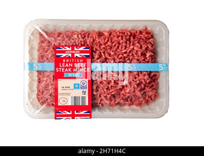 Norwich, Norfolk, Regno Unito – Novembre 15 2021. Un pacchetto di trecce di carne di manzo magra britannica di Ashfield tagliato isolato su uno sfondo bianco semplice. Questo 5% fa Foto Stock