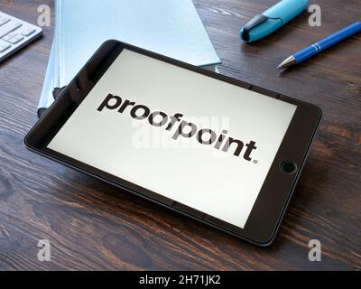 KIEV, UCRAINA - 20 ottobre 2021. Logo dell'azienda Proofpoint sulla scrivania. Foto Stock