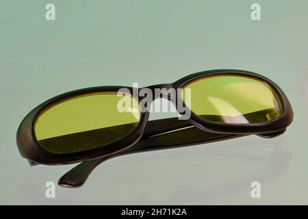 Riflessione di occhiali da sole. Occhiali da sole verdi, primo piano. Occhiali da sole. Occhiali da sole di vecchio stile. Occhiali con lenti trasparenti. Occhiali da sole vintage su Foto Stock