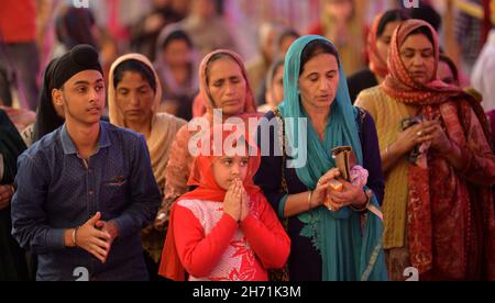 Jammu, Kashmir controllato dall'India. 19 Nov 2021. I devoti sikh offrono preghiere durante le celebrazioni per celebrare l'anniversario di nascita del primo Guru sikh, Guru Nanak Dev, ad un tempio di Gurudwara, o Sikh, a Jammu, La capitale invernale del Kashmir controllato dall'India, 19 novembre 2021. Credit: Nitin Kanotra/Xinhua/Alamy Live News Foto Stock