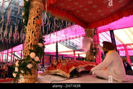 Jammu, Kashmir controllato dall'India. 19 Nov 2021. I devoti sikh offrono preghiere durante le celebrazioni per celebrare l'anniversario di nascita del primo Guru sikh, Guru Nanak Dev, ad un tempio di Gurudwara, o Sikh, a Jammu, La capitale invernale del Kashmir controllato dall'India, 19 novembre 2021. Credit: Nitin Kanotra/Xinhua/Alamy Live News Foto Stock