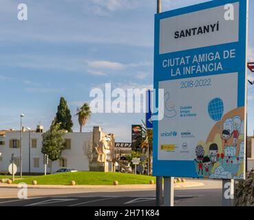Santanyi, Spagna; ottobre 23 2021: Cartello d'ingresso alla città di Mallorcan di Santanyi, con il testo scritto in catalano città per bambini 2018-2022 Foto Stock