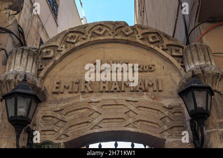 MARDIN, TURCHIA - 10 OTTOBRE 2020: Questo è un segno sopra l'ingresso alle terme storiche del 13 ° secolo. Foto Stock