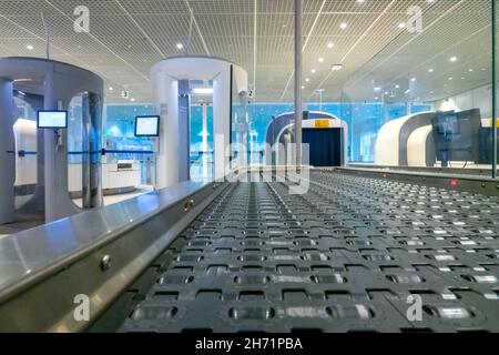 Checkpoint di sicurezza aeroportuale con scanner a raggi X per bagagli e persone. Nessuna gente Foto Stock