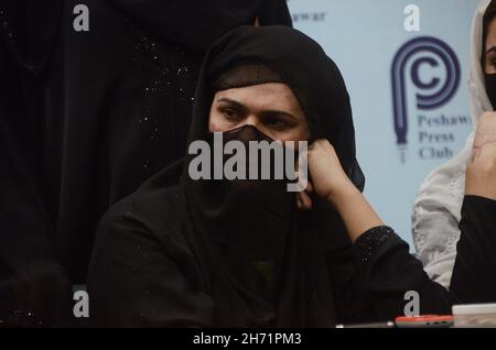 Peshawar, Khyber Pakhtunkhwa, Pakistan. 19 Nov 2021. Transgender Farzana parla a una conferenza stampa in Pakistan Peshawar press club. (Credit Image: © Hussain Ali/Pacific Press via ZUMA Press Wire) Foto Stock