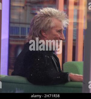 Rosamund Pike Rod Stewart e Sophie ellis Bextor sono stati al One show . Ma Sophie in un altro studio. Rod e Rosamund erano là che posavano per le immagini alla fine e Rod stava raccogliendo il suo naso come fate le immagini di blitz 16/11/2021 Foto Stock