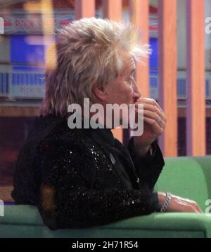 Rosamund Pike Rod Stewart e Sophie ellis Bextor sono stati al One show . Ma Sophie in un altro studio. Rod e Rosamund erano là che posavano per le immagini alla fine e Rod stava raccogliendo il suo naso come fate le immagini di blitz 16/11/2021 Foto Stock