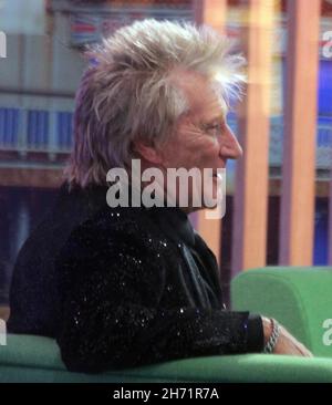 Rosamund Pike Rod Stewart e Sophie ellis Bextor sono stati al One show . Ma Sophie in un altro studio. Rod e Rosamund erano là che posavano per le immagini alla fine e Rod stava raccogliendo il suo naso come fate le immagini di blitz 16/11/2021 Foto Stock