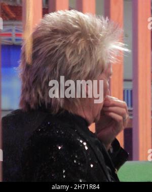 Rosamund Pike Rod Stewart e Sophie ellis Bextor sono stati al One show . Ma Sophie in un altro studio. Rod e Rosamund erano là che posavano per le immagini alla fine e Rod stava raccogliendo il suo naso come fate le immagini di blitz 16/11/2021 Foto Stock