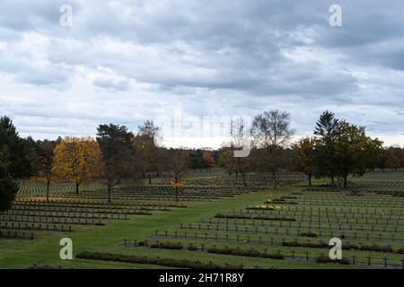 Lommel, Belgio - 31 ottobre 2021: Il più grande cimitero di guerra tedesco (Kriegsgraberstatte) e sito commemorativo in Europa occidentale. Provincia di Limburgo. Autunno Foto Stock