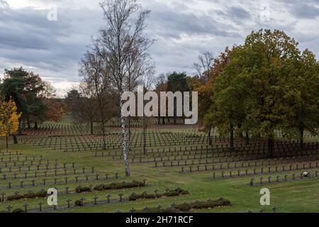 Lommel, Belgio - 31 ottobre 2021: Il più grande cimitero di guerra tedesco (Kriegsgraberstatte) e sito commemorativo in Europa occidentale. Provincia di Limburgo. Autunno Foto Stock