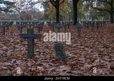 Lommel, Belgio - 31 ottobre 2021: Il più grande cimitero di guerra tedesco (Kriegsgraberstatte) e sito commemorativo in Europa occidentale. Provincia di Limburgo. Autunno Foto Stock