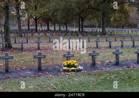 Lommel, Belgio - 31 ottobre 2021: Il più grande cimitero di guerra tedesco (Kriegsgraberstatte) e sito commemorativo in Europa occidentale. Provincia di Limburgo. Autunno Foto Stock