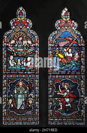 Una vetrata colorata raffigurante scene del Libro dell'Apocalisse e dei Salmi, la Chiesa di San Pietro, Willersey, Gloucestershire Foto Stock