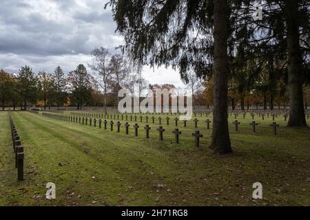 Lommel, Belgio - 31 ottobre 2021: Il più grande cimitero di guerra tedesco (Kriegsgraberstatte) e sito commemorativo in Europa occidentale. Provincia di Limburgo. Autunno Foto Stock