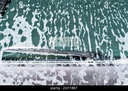 Primo piano del lunotto della vettura in schiuma di sapone Foto Stock