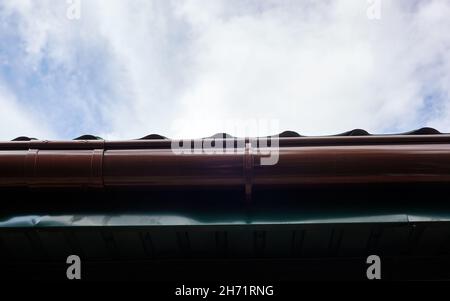 Facciata di un edificio suburbano con beccuccio. Vista del tetto contro il cielo Foto Stock