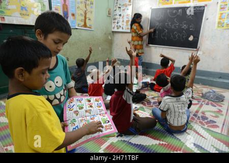 Formazione in aula, supporto alla consulenza e tecniche di pronto soccorso fornite ai ragazzi di strada. Kolkata, India. Foto Stock