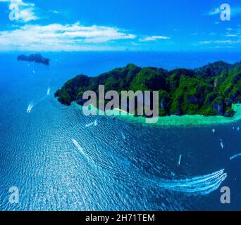 Pittura di acqua tropicale turchese Maya Bay e scogliere calcaree, panorama marino, stagione estiva vacanza per viaggiare sorprendente Phi Phi isole, Thail Foto Stock