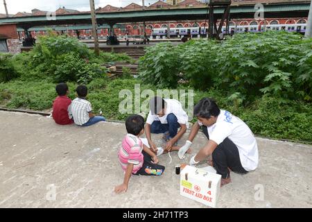 Formazione in aula, supporto alla consulenza e tecniche di pronto soccorso fornite ai ragazzi di strada. Kolkata, India. Foto Stock