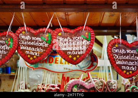Cuori colorati di pan di zenzero al mercatino di Natale 2021 nel centro di Düsseldorf/Germania. Foto Stock