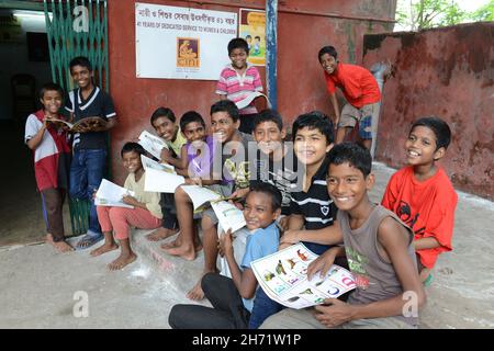 Formazione in aula, supporto alla consulenza e tecniche di pronto soccorso fornite ai ragazzi di strada. Kolkata, India. Foto Stock