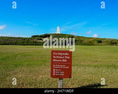 Insegna a proteggere il sito storico del Wright Brothers Monument in cima alla Big Kill Devil Hill presso il Wright Brothers National Memori Foto Stock