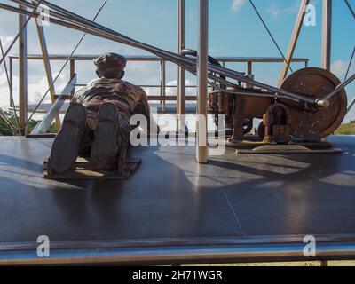 Indietro Vista ravvicinata di Orville Wright il 17 dicembre 1903 scultura in bronzo di Stephen H. Smith al Wright Brothers National Memorial a Kill De Foto Stock