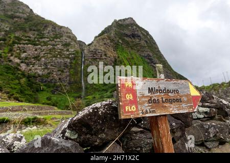 Un cartello in legno per Miradouro das Lagoas sulla strada per la cascata di Cascata do Poco do Bacalhau, Faja Grande, Flores, Azzorre Foto Stock