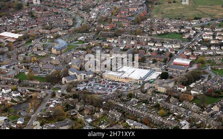 Vista aerea del centro di Yeadon, Leeds, con supermercato Morrisons prominente Foto Stock
