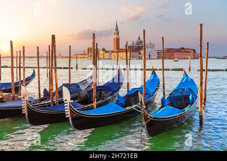 Gondole e monastero di San Giorgio sullo sfondo, Venezia, Italia Foto Stock