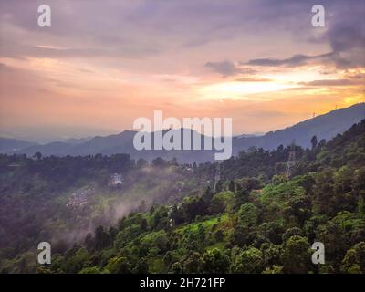 spettacolare tramonto arancione cielo sopra la catena montuosa e la foresta verde in serata dalla collina immagine è preso al mirik darjeeling west bengala india. Foto Stock