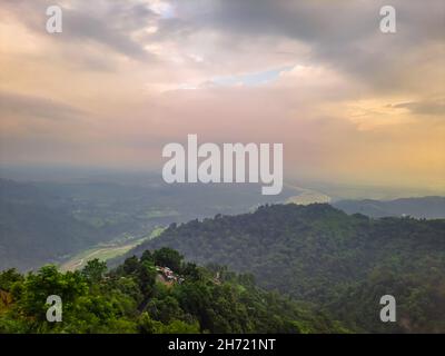 spettacolare tramonto arancione cielo sopra la catena montuosa e la foresta verde in serata dalla collina immagine è preso al mirik darjeeling west bengala india. Foto Stock
