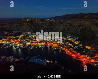 Notte Balaklava skyline, vista aerea della baia Balaklava. Foto Stock