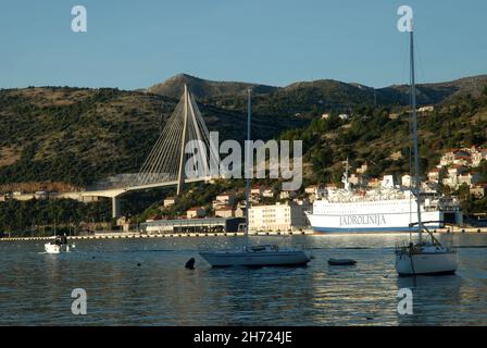 Barche, navi e yacht ormeggiati nel porto di Luka Gruz, Dubrovnik, Croazia. Foto Stock