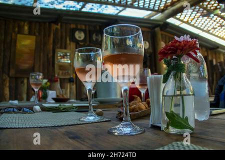 Il ristorante rustico con bicchieri di vino rosato. Foto Stock