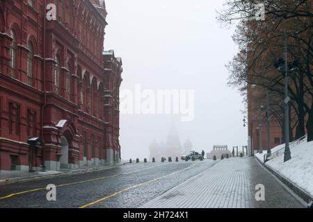 Mosca, Russia - 24 gennaio 2021: Macchina della polizia sulla piazza rossa in una mattinata invernale nebbia. Nebbia mattina d'inverno a Mosca. Foto Stock