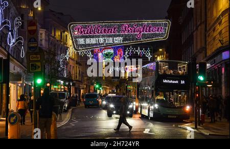 Brighton UK 19 novembre 2021 - le nuove luci di Natale di Brighton che includono un alieno di festa illuminano North Street nel centro della città : Credit Simon Dack / Alamy Live News Foto Stock
