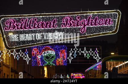 Brighton UK 19 novembre 2021 - le nuove luci di Natale di Brighton che includono un alieno di festa illuminano North Street nel centro della città : Credit Simon Dack / Alamy Live News Foto Stock