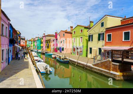 Vista dell'isola di Burano con case tipiche multicolore Foto Stock